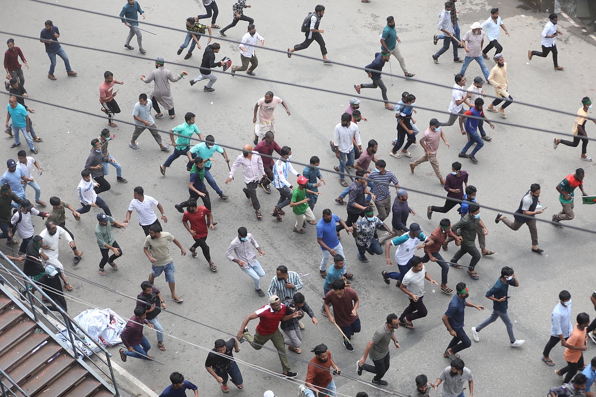 সিলেট নগরের কোর্টপয়েন্ট এলাকায় এক দফা দাবিতে অবস্থান করেছেন আন্দোলনকারীরা। দুপুর ১২টার দিকে পুলিশের সঙ্গে তাঁদের ধাওয়া পাল্টা ধাওয়া শুরু হয়